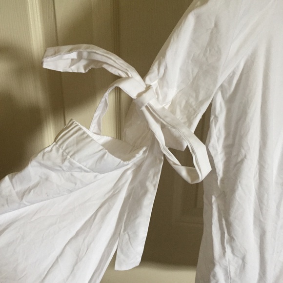 White XXL top w elbow cut outs and cute ties - Picture 3 of 5